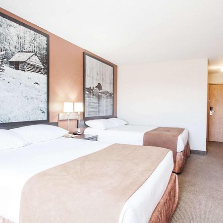 ซูเปอร์ 8 บาย วินด์แฮม เมดโดว์ เลค Hotel Meadow Lake ภายนอก รูปภาพ
